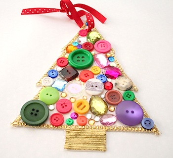 uma árvore de natal feita com botões
